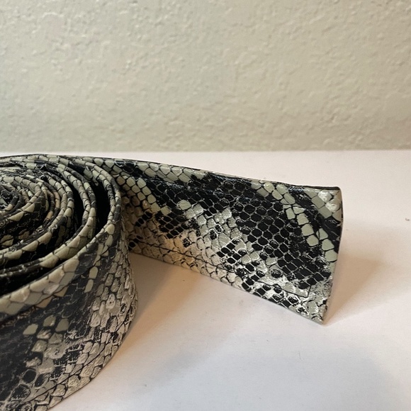 Super chic vegan leather snakeskin embossed black cream gray wrap belt! 🐍 - Picture 8 of 9